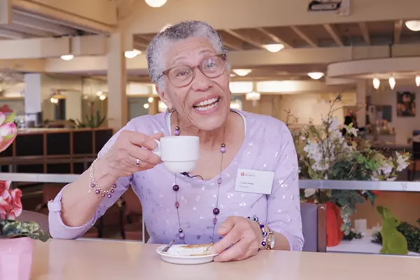 Mevrouw Roos laat je graag de medewerkers van De Venser zien